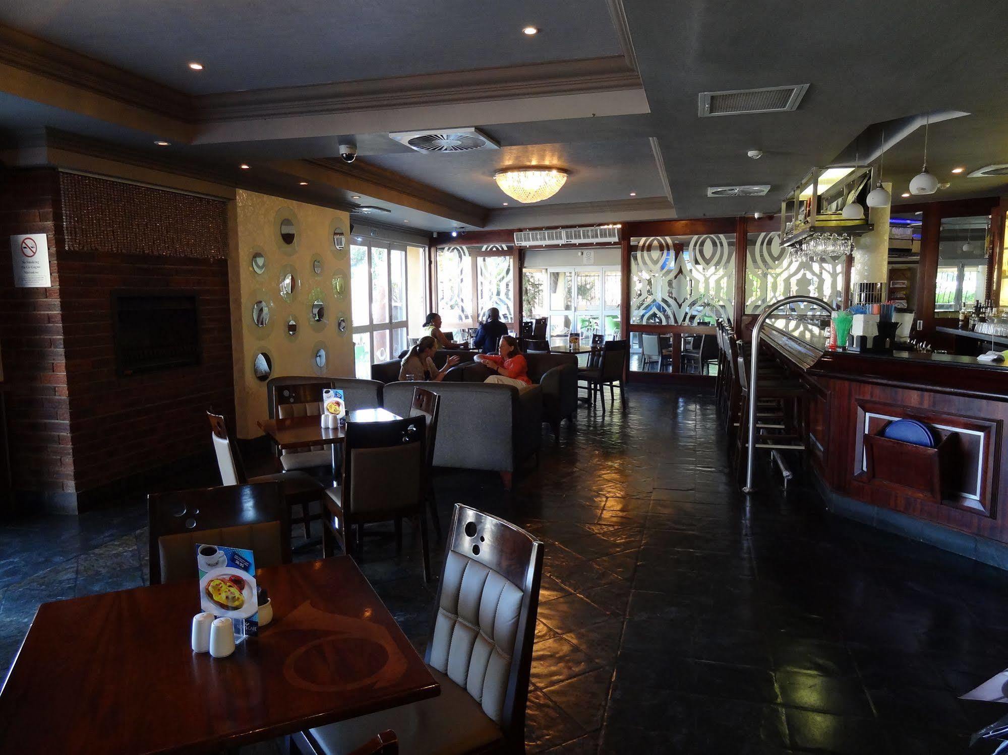 Peermont Mondior Hotel Gaborone Extérieur photo